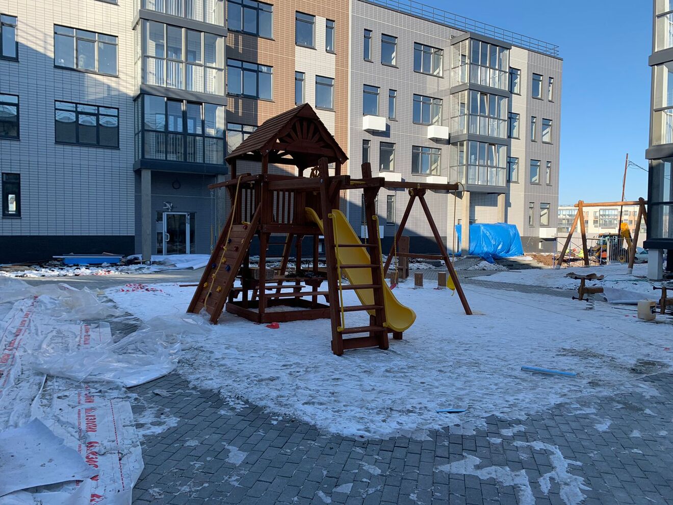 Установка детской площадки в Владивостоке, жилой комплекс