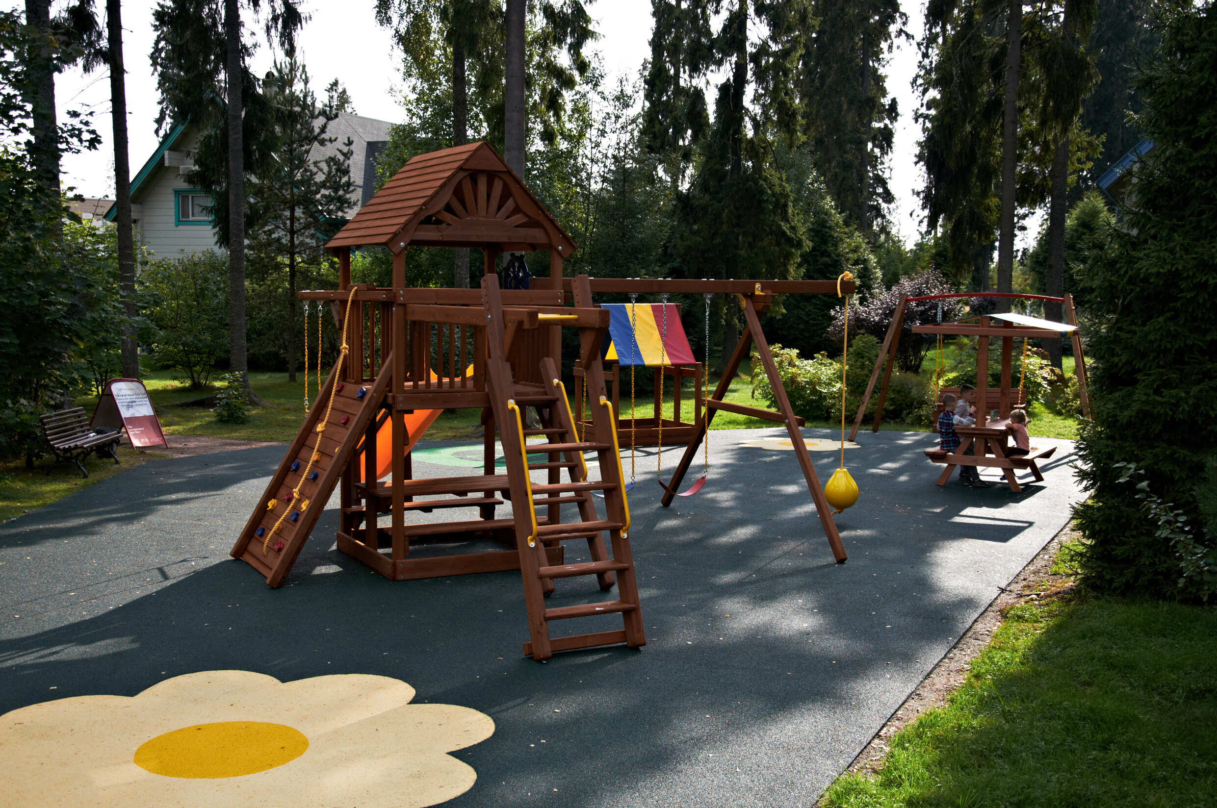 Установка детской площадки в Ленинградской области, Курортно-развлекательный комплекс Игора