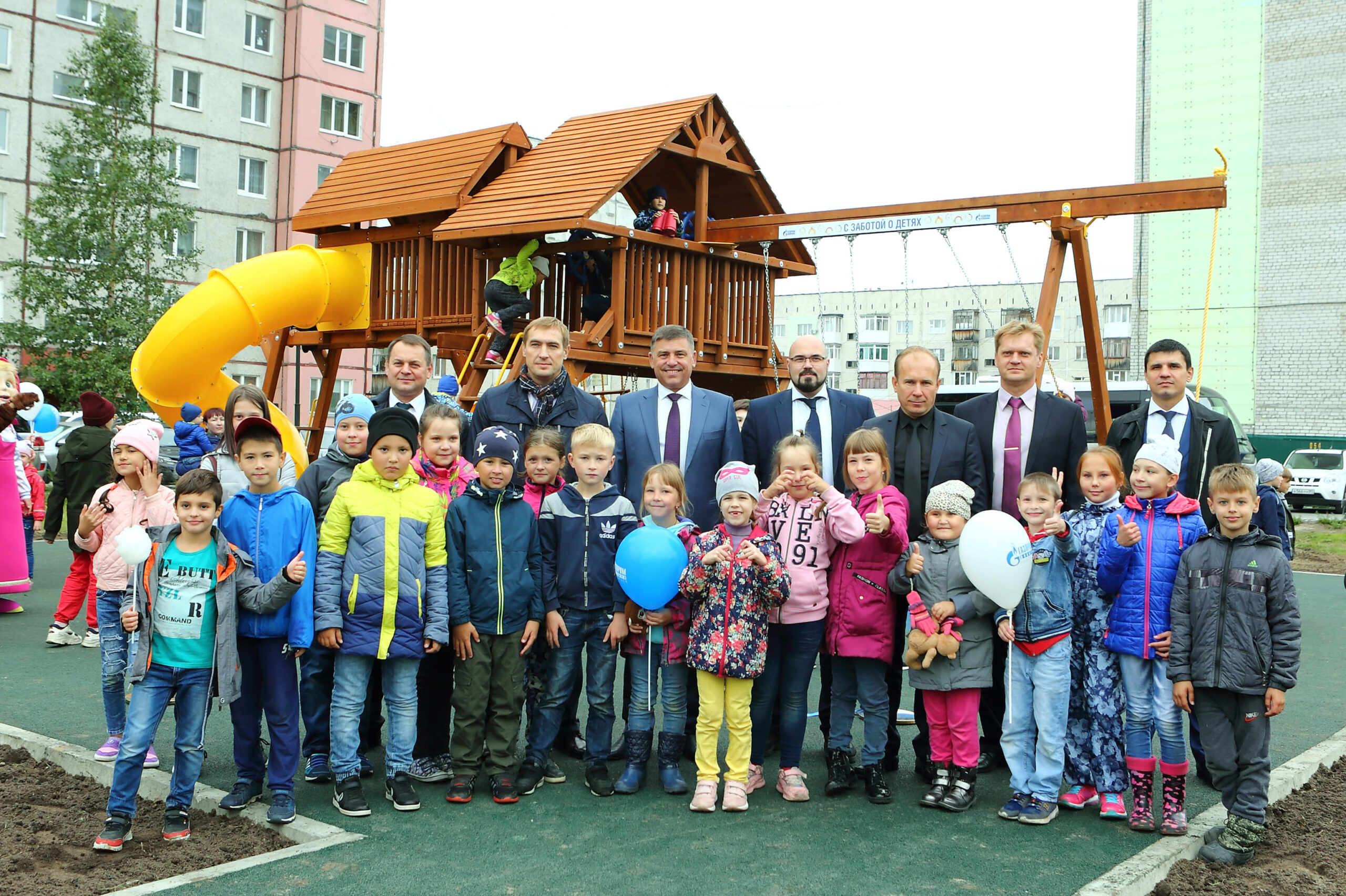 Установка детской площадки в Ноябрьске, жилой комплекс