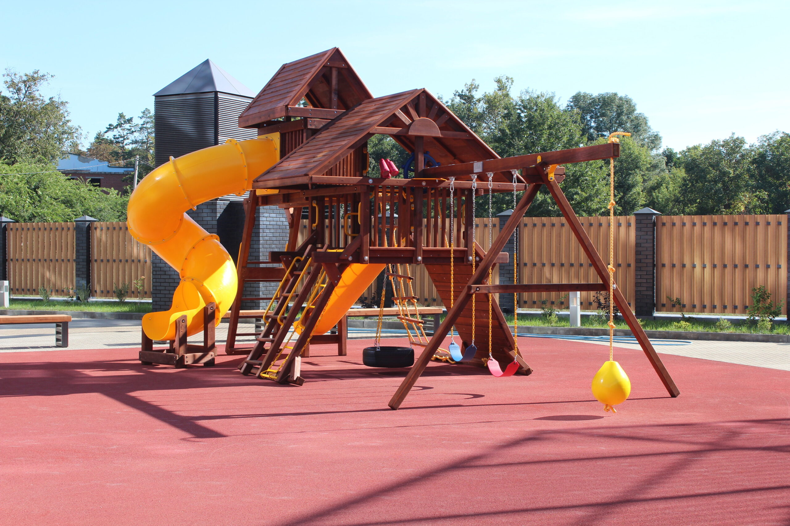 Установка детской площадки в Краснодаре, жилой комплекс комфорт класса