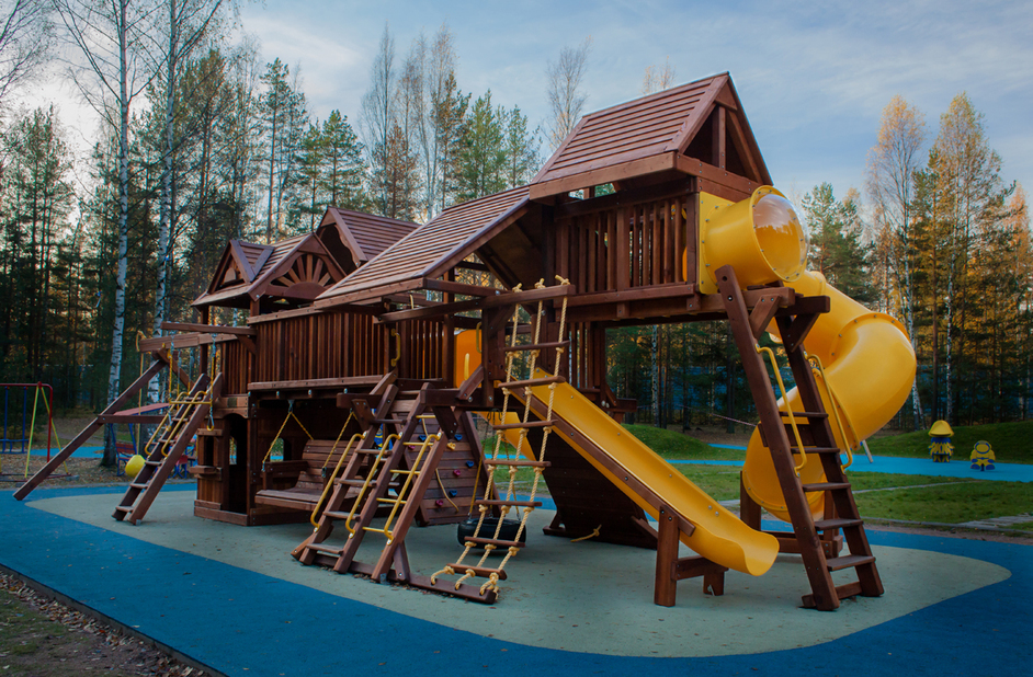 Установка детской площадки в Ленинградской области, коттеджный поселок