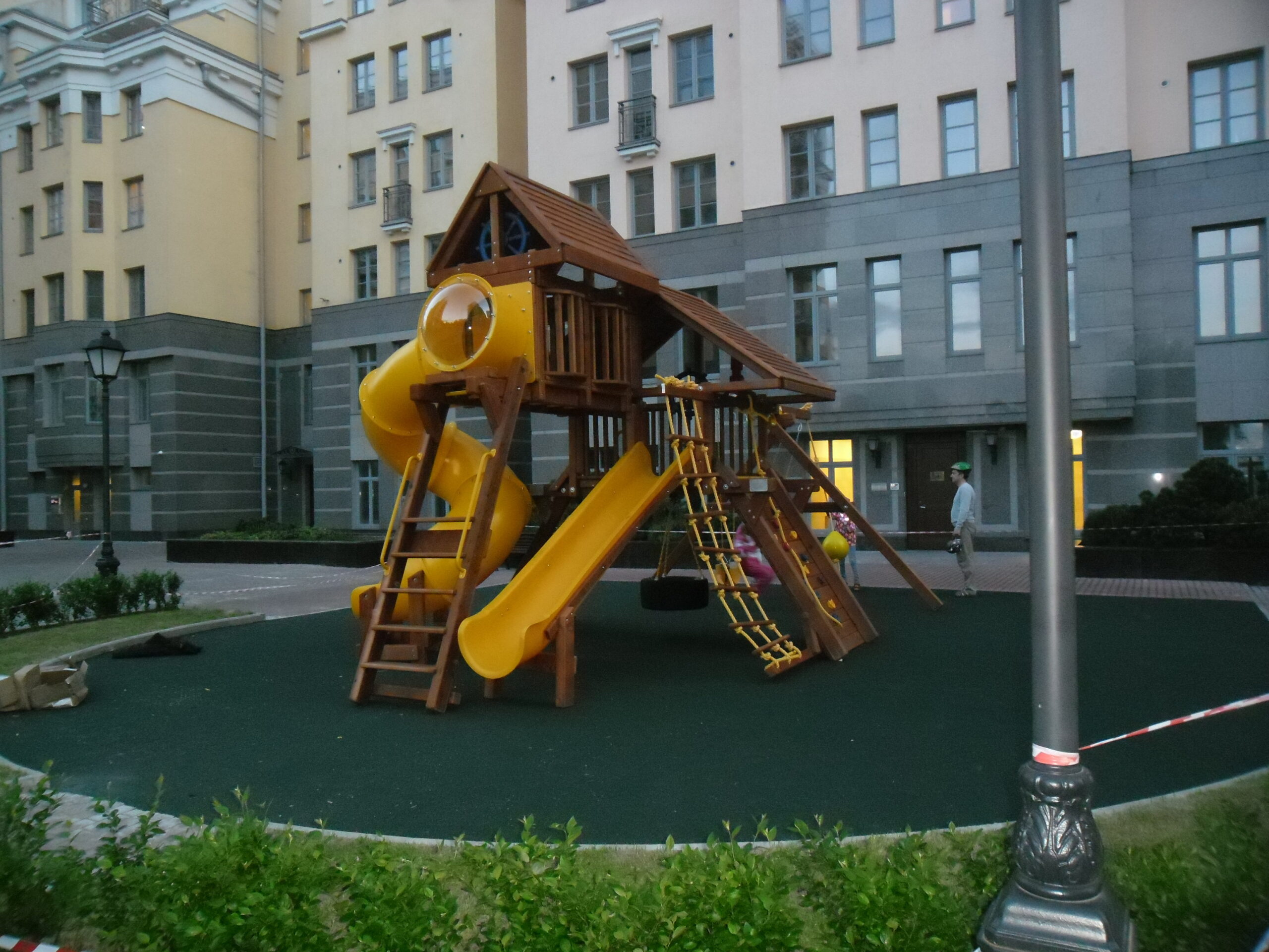 Установка детской площадки в Санкт-Петербурге, жилой комплекс комфорт класса