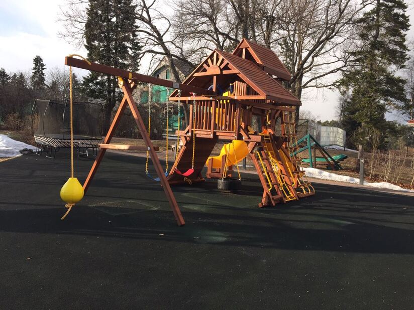 Установка детской площадки в Ленинградской области, Усадьба